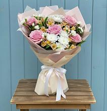 Букет цветов из:  Гвоздики, Орхидеи и Розы в Джерокае