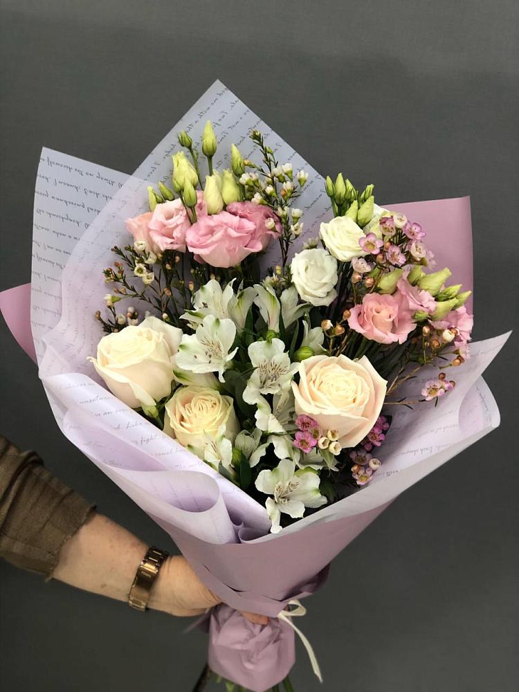 Букет цветов из: Альстромерии, Розы и Лизиантусы в Джерокае