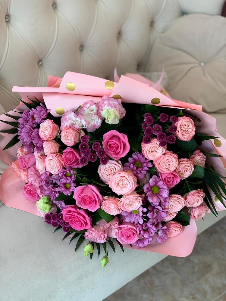 Букет цветов из: Хризантемы, Розы и Лизиантусы в Джерокае