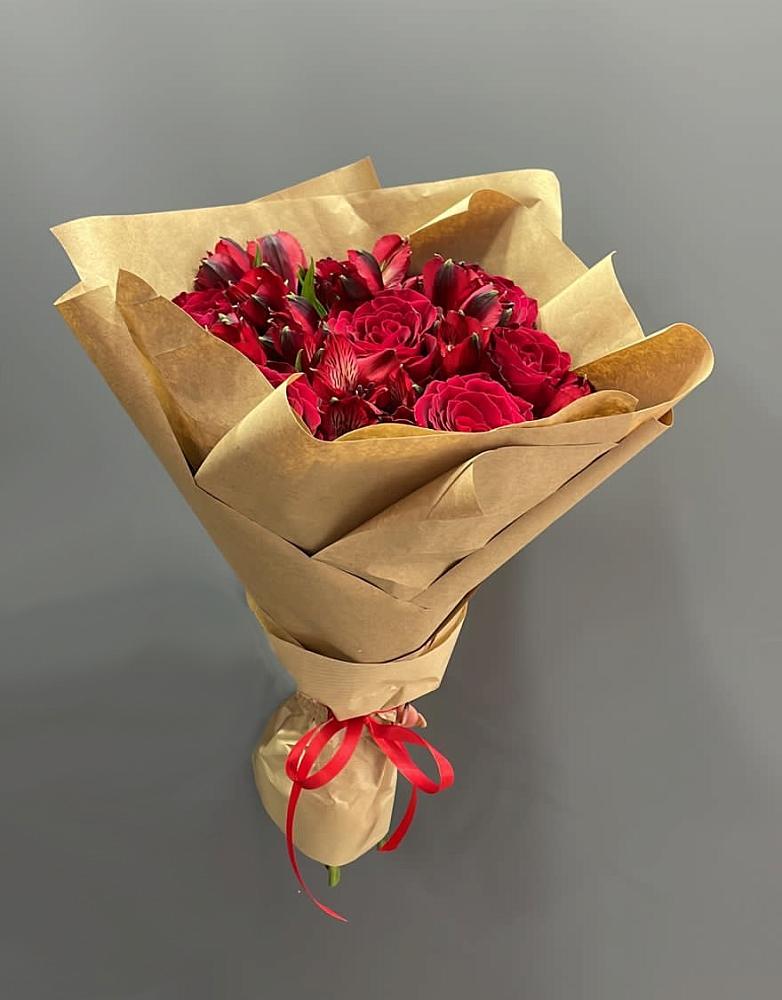 Букет цветов из: Альстромерии и Розы в Джерокае