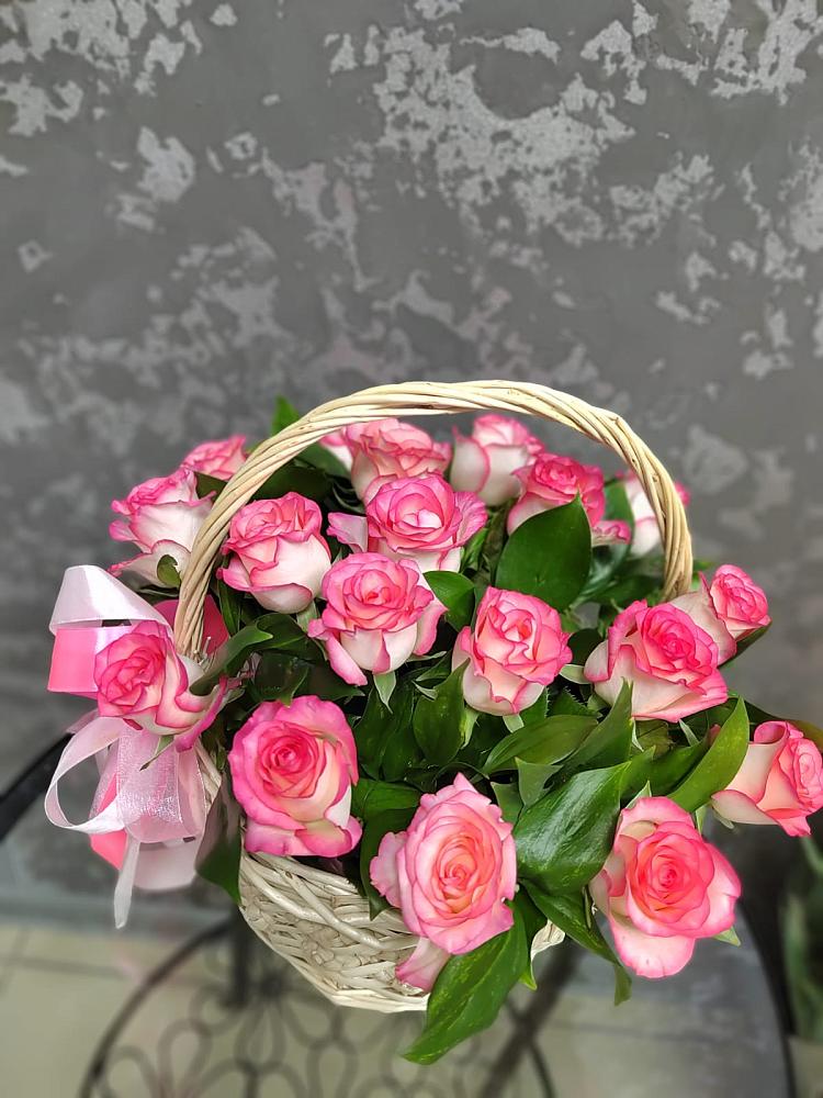 Цветочная композиция из Розы в корзине в Джерокае