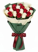 Букет Микс из красных и белых роз в Джерокае