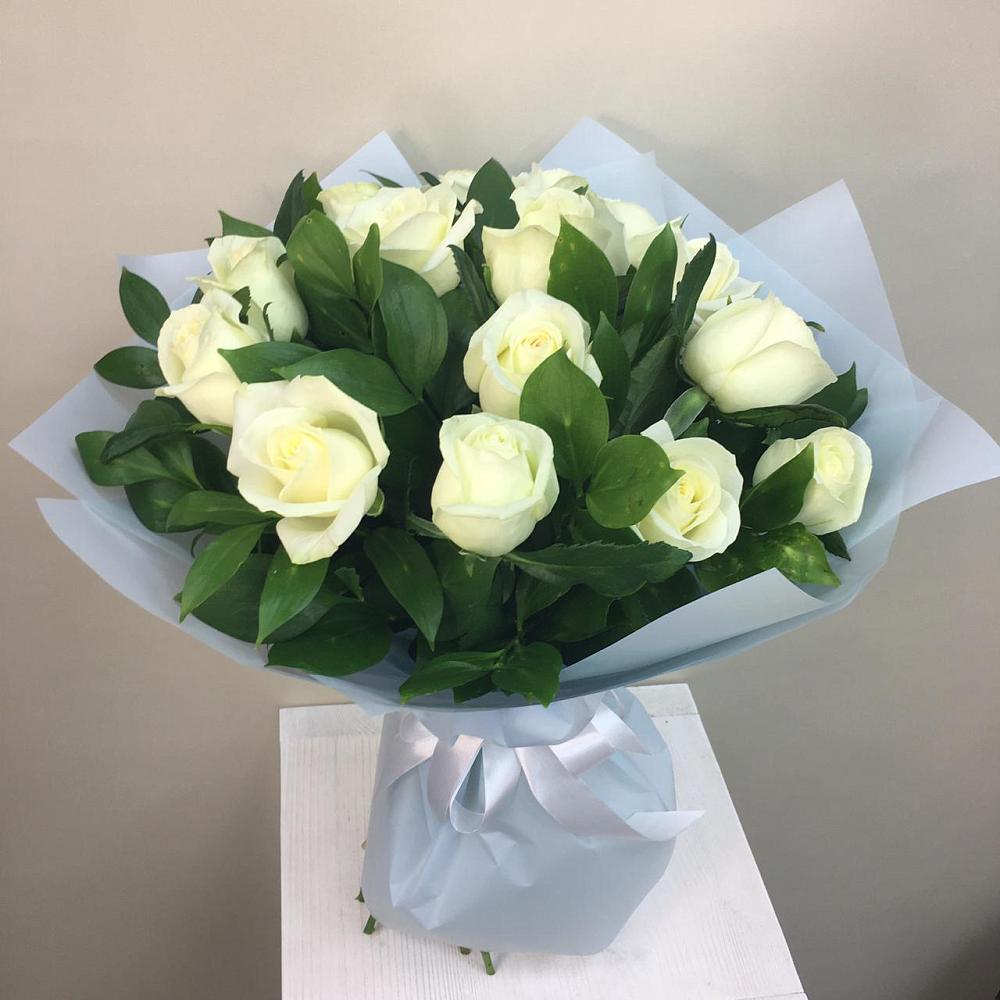 Букет 15 Белых роз Проуд в Джерокае