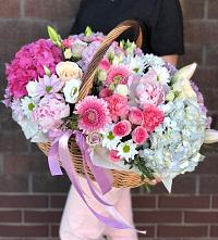 Композиция солнечный день в Джерокае Цветочная композиция из Розы, Хризантемы, Пионы и Лизиантусы в корзине в Джерокае