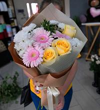 Букет цветов из:  Герберы, Розы и Хризантемы в Джерокае