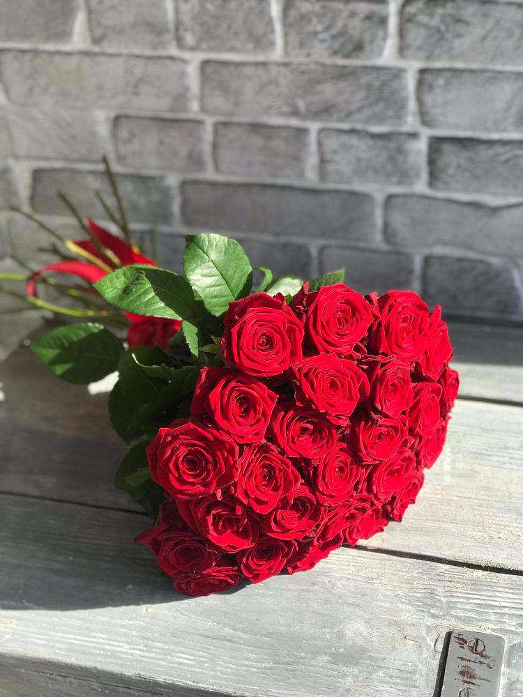 Букет Красные розы Фридом в Джерокае