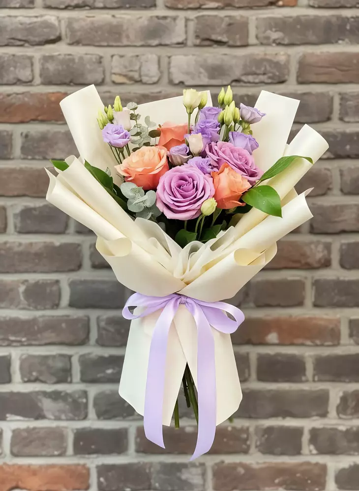 Букет цветов из: Лизиантусы и Розы в Джерокае