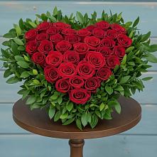 Цветочная композиция из Розы в виде сердца в Джерокае