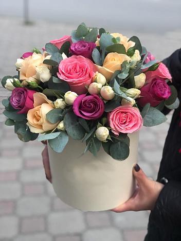 Цветочная композиция из Розы в шляпной коробке в Джерокае