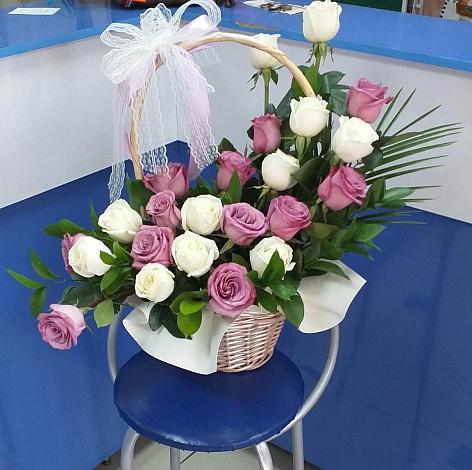 Цветочная композиция из Розы в корзине в Джерокае