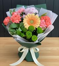 Букет цветов из:  Гвоздики, Розы, Герберы и Хризантемы в Джерокае
