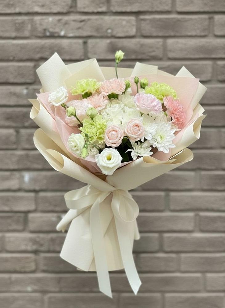 Букет цветов из: Гвоздики, Розы, Лизиантусы и Хризантемы в Джерокае