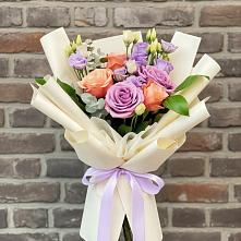 Букет цветов из:  Лизиантусы и Розы в Джерокае