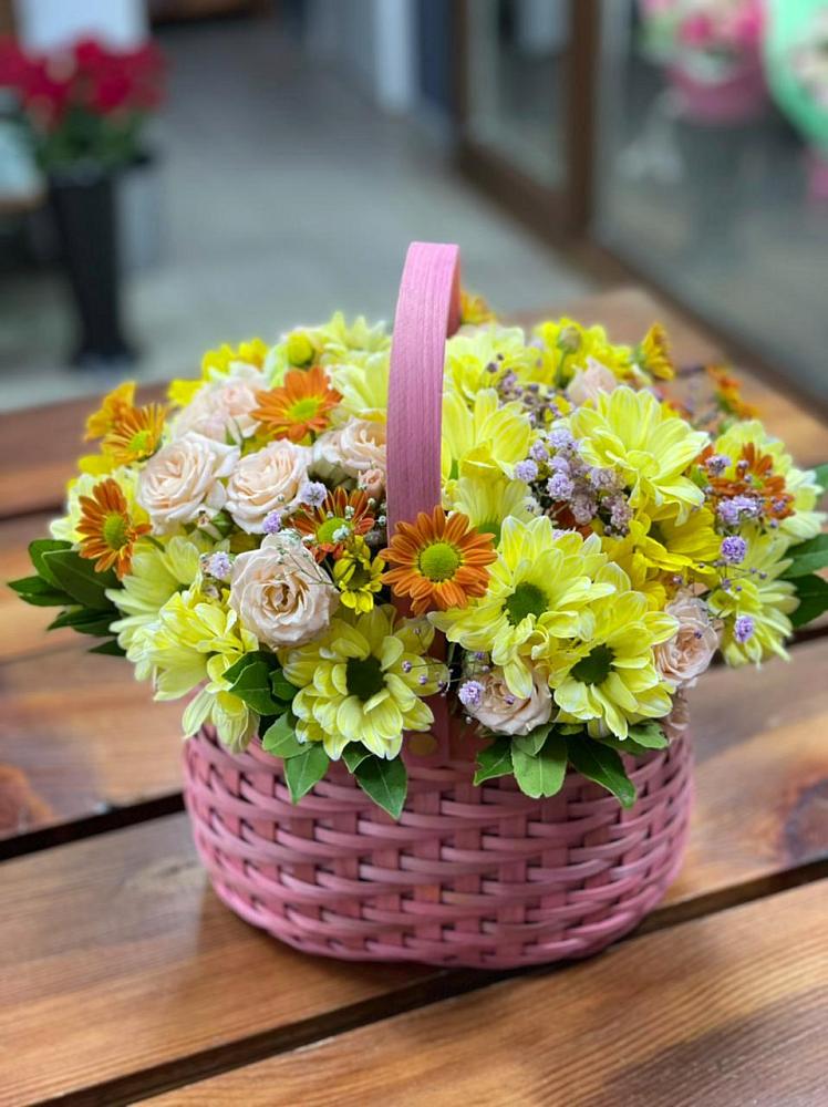 Цветочная композиция из Хризантемы и Розы в корзине в Джерокае