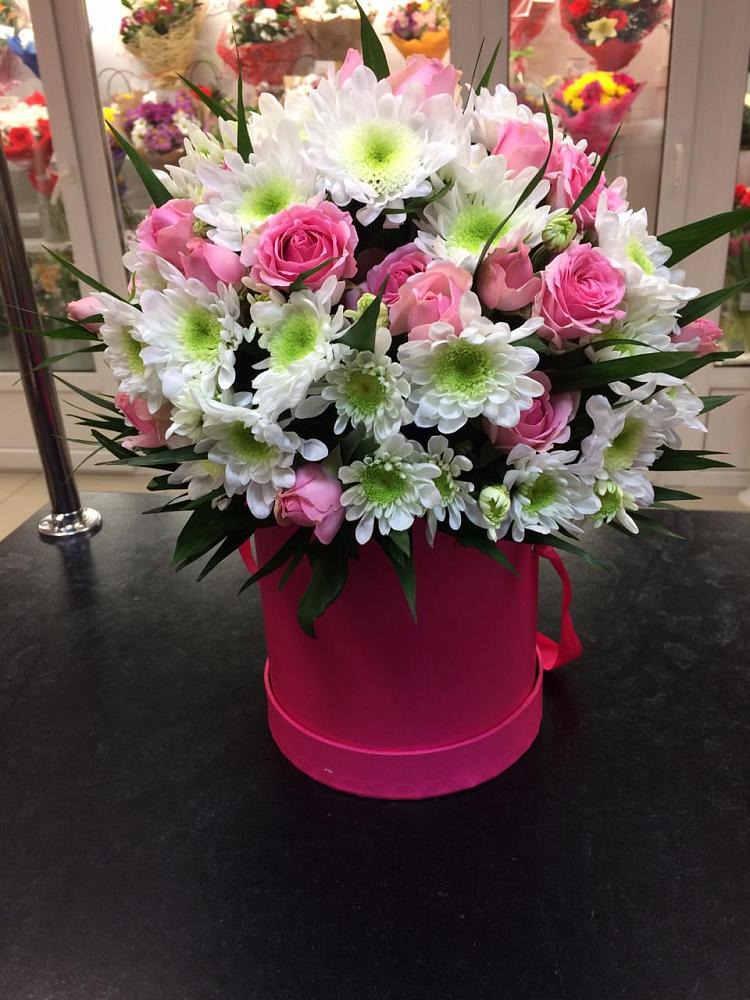 Цветочная композиция из Розы и Хризантемы в шляпной коробке в Джерокае