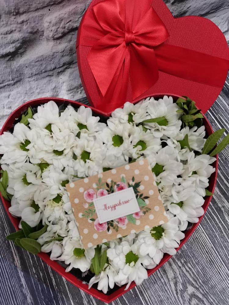 Цветочная композиция из Хризантемы в виде сердца в Джерокае