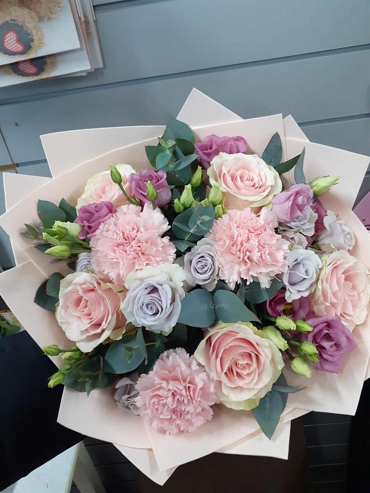 Букет цветов из: Розы, Гвоздики и Лизиантусы в Джерокае