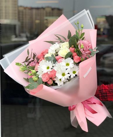 Букет цветов из: Розы, Лизиантусы и Хризантемы в Джерокае