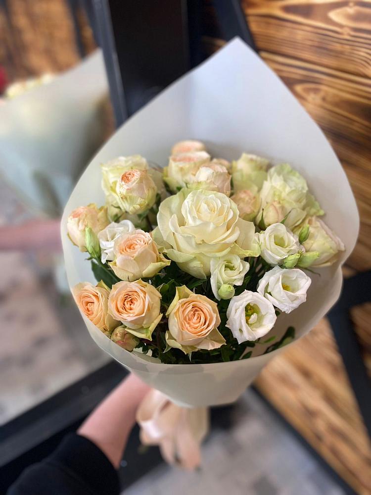 Букет цветов из: Розы и Лизиантусы в Джерокае